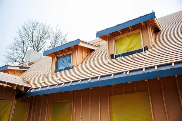 Müteahhitler, serin bir mevsim boyunca serin bir ışık altında çok yataklı, batonlu, mühürlü plastik pencereli, geniş kanatlı ve mavi ışıklı çok katlı bir çatı inşa ederler..