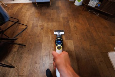 İlk bakışta ergonomik sapı ve dairesel görüntüsü var. Vakum, çocuk lazımlığı ve hasır sepeti yakınındaki küçük bir yere doğru hareket ediyor..