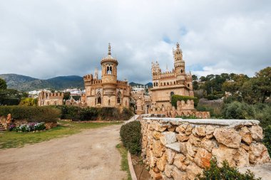 Benalmadena 'daki Castillo Monumento Colomare, Malaga süslü taretler, at nalı kemerleri ve tuğla işleriyle merkezde yer alır. Gündüz bulutları, sıcak kayaların üzerine bir toz bulutu çökertir..