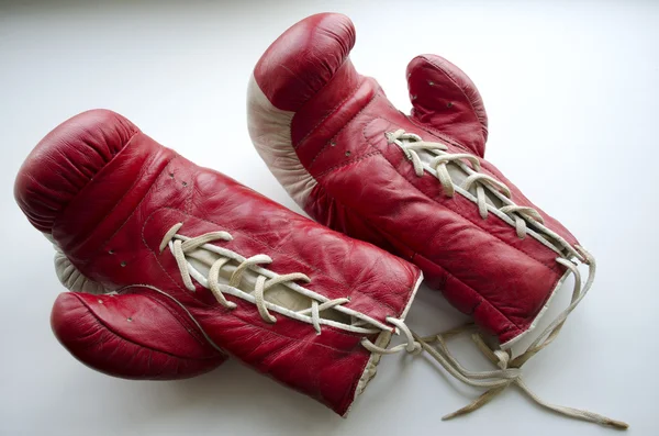 Viejos guantes de boxeo rojos y blancos — Foto de Stock