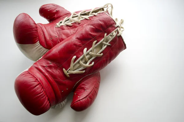 Alte rot-weiße Boxhandschuhe — Stockfoto