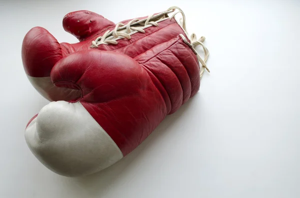 Viejos guantes de boxeo rojos y blancos — Foto de Stock