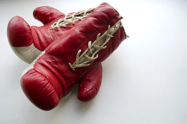 Παλιά γάντια του μποξ κόκκινο και λευκό Εικόνα Αρχείου