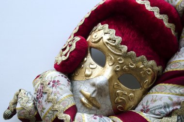 Kırmızı beyaz ve altın Venedik maskesi