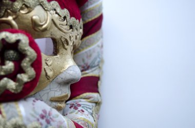 Kırmızı beyaz ve altın Venedik maskesi