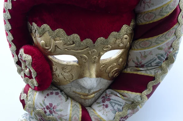 Красно-белая и золотая венецианская маска — стоковое фото