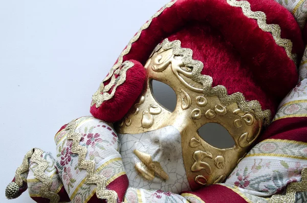 Röd vit och guld venetiansk mask — Stockfoto