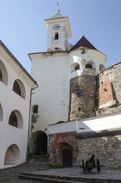 Двір і годинникова вежа стародавнього замку — стокове фото
