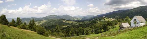 Vista panorâmica da paisagem pitoresca da montanha — Fotografia de Stock