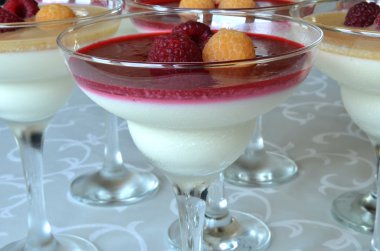 İştah açıcı ve renkli panna cotta gözlük