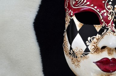 Siyah ve beyaz bir arka plan üzerine Venedik Maske