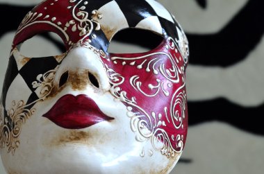 Siyah ve beyaz bir arka plan üzerine Venedik Maske