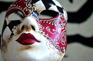 Siyah ve beyaz bir arka plan üzerine Venedik Maske