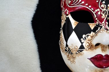 Siyah ve beyaz bir arka plan üzerine Venedik Maske