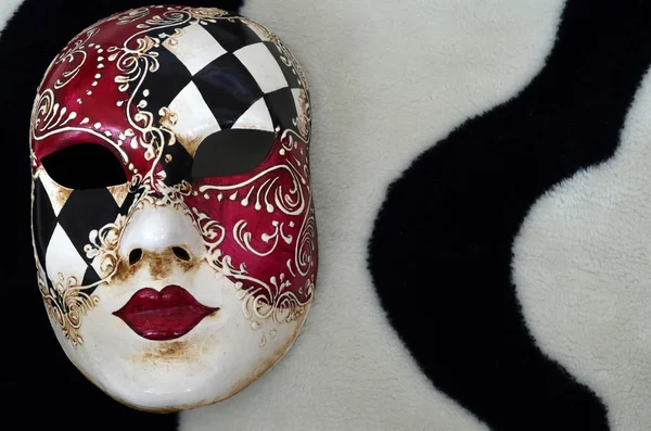 Masque vénitien sur fond noir et blanc — Photo