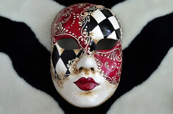 Máscara veneziana em um fundo preto e branco — Fotografia de Stock