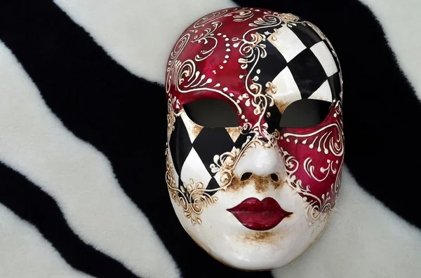 Venetiansk mask på en svart och vit bakgrund — Stockfoto
