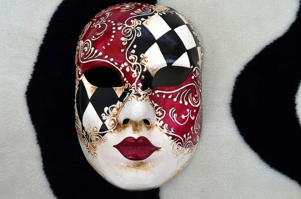 Venetiansk mask på en svart och vit bakgrund — Stockfoto
