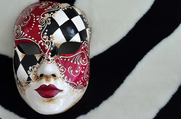 Máscara veneciana un fondo blanco y negro — Foto de Stock