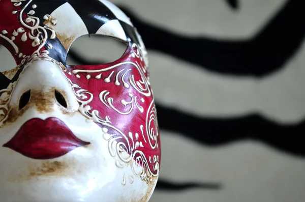 Венецианская маска на черно-белом фоне — стоковое фото