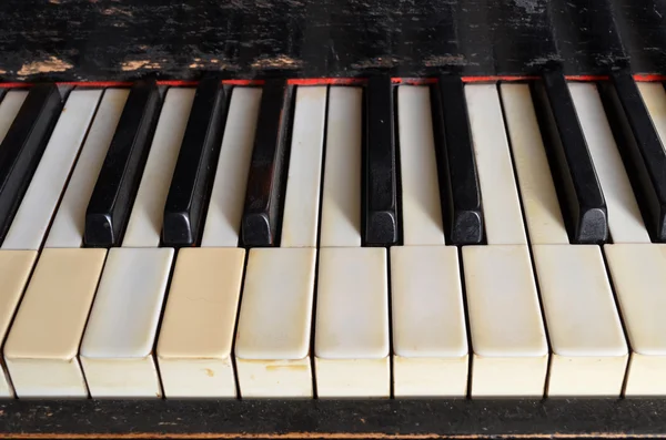 Clavier piano vintage avec touches ivoire — Photo