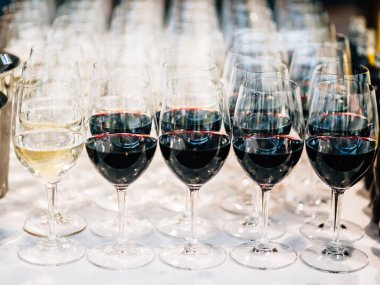 Kırmızı ve beyaz şaraplı Bokallar