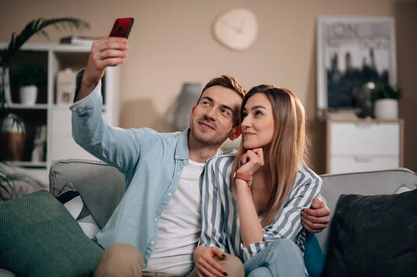 El amor con la pareja hace selfies en casa — Foto de Stock