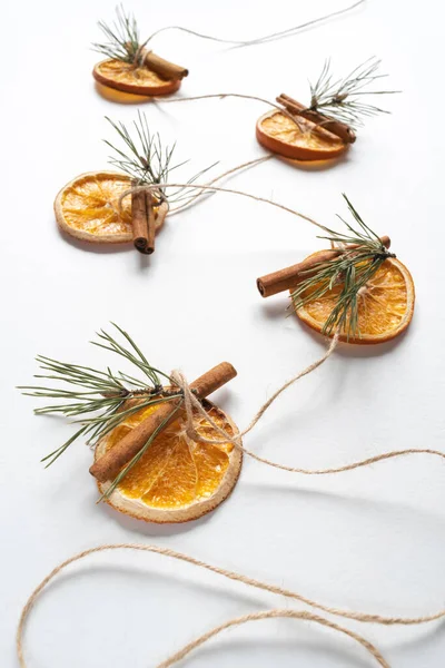 Noel Çelengi Kurumuş Portakallar Çam Dalları Tarçın Çubukları Bir Ipe — Stok fotoğraf