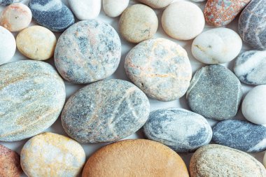 Yumuşak deniz taşlarından çok renkli taşlar. Doğal arkaplan.