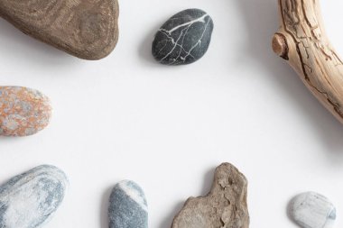 Nehir çakıl taşları, akıntıya kapılmış odun ve dallardan kopyalanmış doğal çerçeve. Üst görünüm, alanı kopyala.