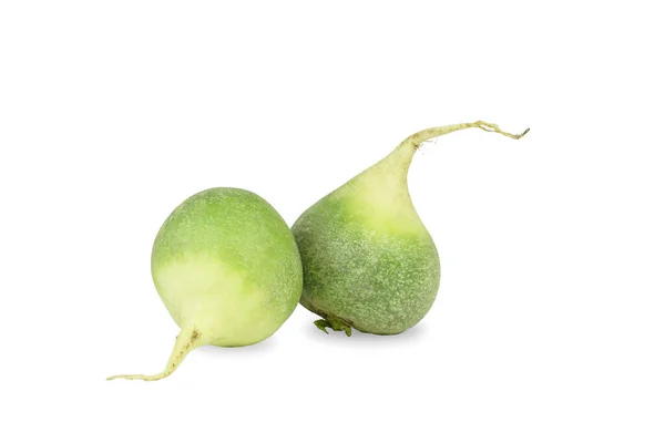 Beyaz arkaplanda izole edilmiş taze turp kökleri