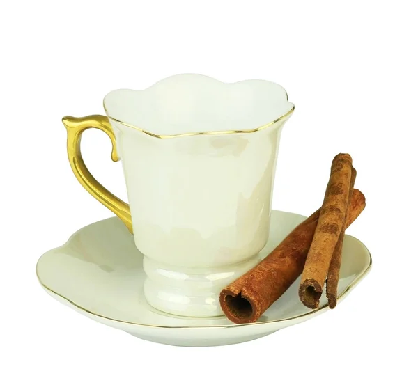 Tarçın çubuklu bir fincan kahve fincanı.