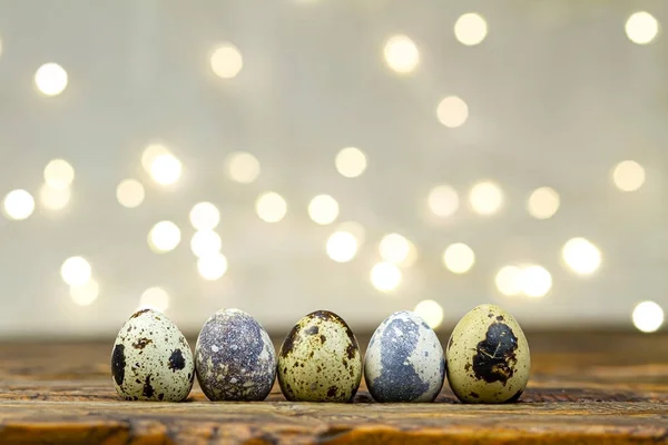 Paskalya. Ahşap arka planda paskalya yumurtaları. Beş bıldırcın yumurtası koyu ahşap arka planda..