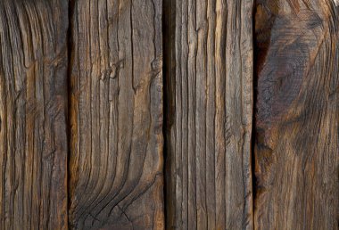 Eski, karanlık ahşap yüzey. - Evet. Arka plan için parlak, parlak, kırsal ahşap bir yüzey. Eski ahşap palet kalas dokusu arkaplanı.