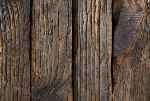 Eski, karanlık ahşap yüzey. - Evet. Arka plan için parlak, parlak, kırsal ahşap bir yüzey. Eski ahşap palet kalas dokusu arkaplanı.