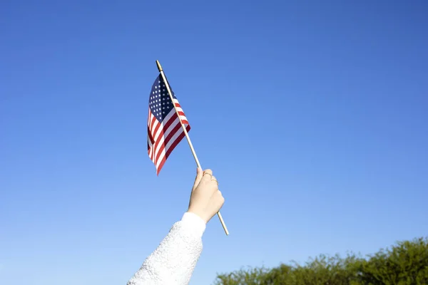 4 Temmuz, Amerika 'da Bağımsızlık Günü. Amerika 'da Anma Günü. Mavi gökyüzüne karşı Amerikan bayrağı. Tatil konsepti..