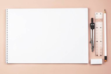 Pembe arka plan, pusula, cetvel, kalem ve silgi üzerine çizim ve çizim kitabı. İş ve okul için arka plan. Düz yatıyordu. Okula dönelim. Okul öğrenme konsepti. Boşluğu kopyala.