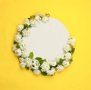 Düz yatıyordu. Beyaz çiçekli sarı arka planda beyaz yuvarlak kağıt. Boşluğu kopyala