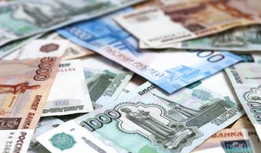 Rusya 'nın parası, farklı banknotların fotokopi için yeri olan yakın plan çekimleri. Finans kavramı. Paranın geçmişi ve dokusu.