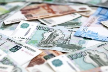 Rus parası. Kopya için yer var. Farklı mezheplerin banknotları. Finansal refah kavramı. Rus rublesine yakın çekim. Finans konsepti. Paranın geçmişi ve dokusu.