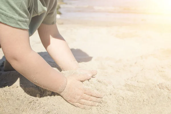 Malé Dítě Letní Den Hraje Pláži Dítě Postaví Skluzavku Písku — Stock fotografie