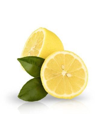 Beyaz arka planda yeşil yapraklı izole edilmiş limon..