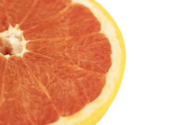 Greyfurdun makro fotoğrafı. Beyaz arkaplanda izole edilmiş greyfurt dilimi.