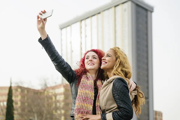 Multi ethnic Friends having fun in city taking selfie. — Stock Photo, Image