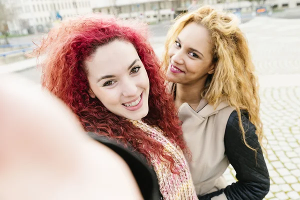 Multi ethnic Friends having fun in city taking selfie. — Stock Photo, Image