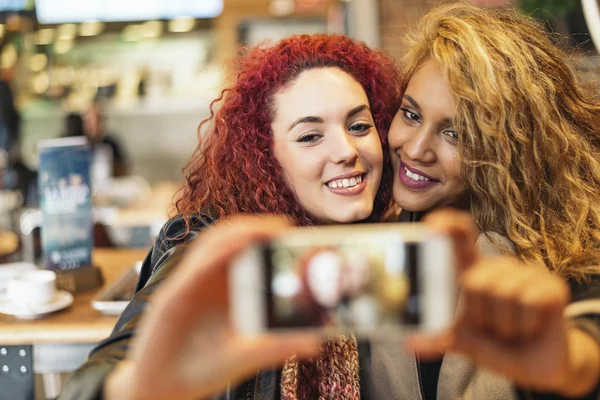 Jeunes amis prenant un selfie avec un téléphone portable . — Photo