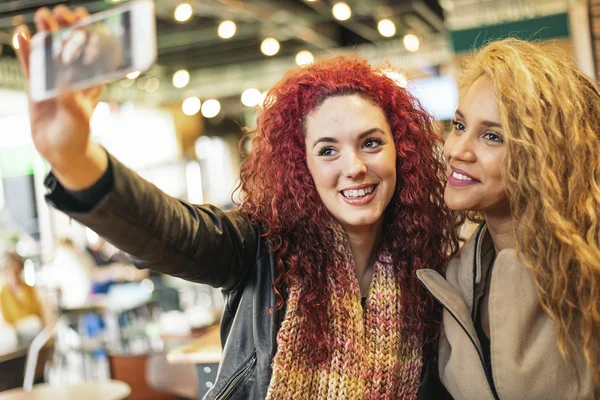 Jeunes amis prenant un selfie avec un téléphone portable . — Photo