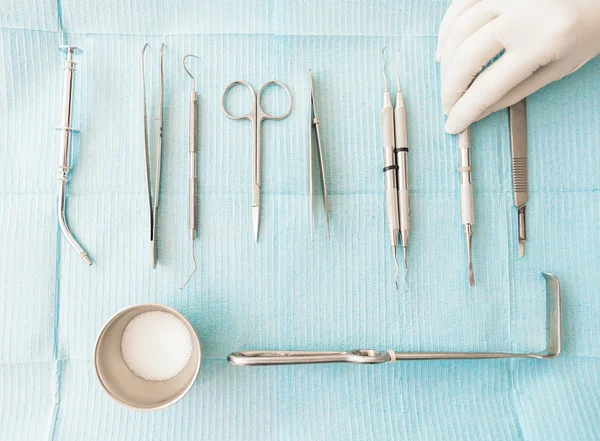 Détail des outils dentaires à main dans une clinique dentaire . — Photo