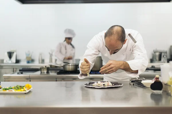 Mannelijke professionele chef-kok koken. — Stockfoto