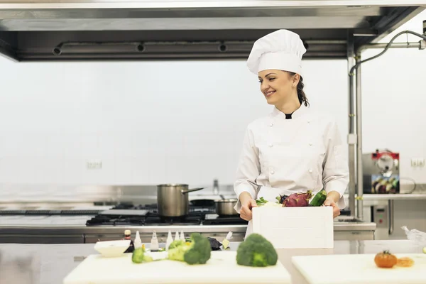 Vrij professionele chef-kok koken. — Stockfoto